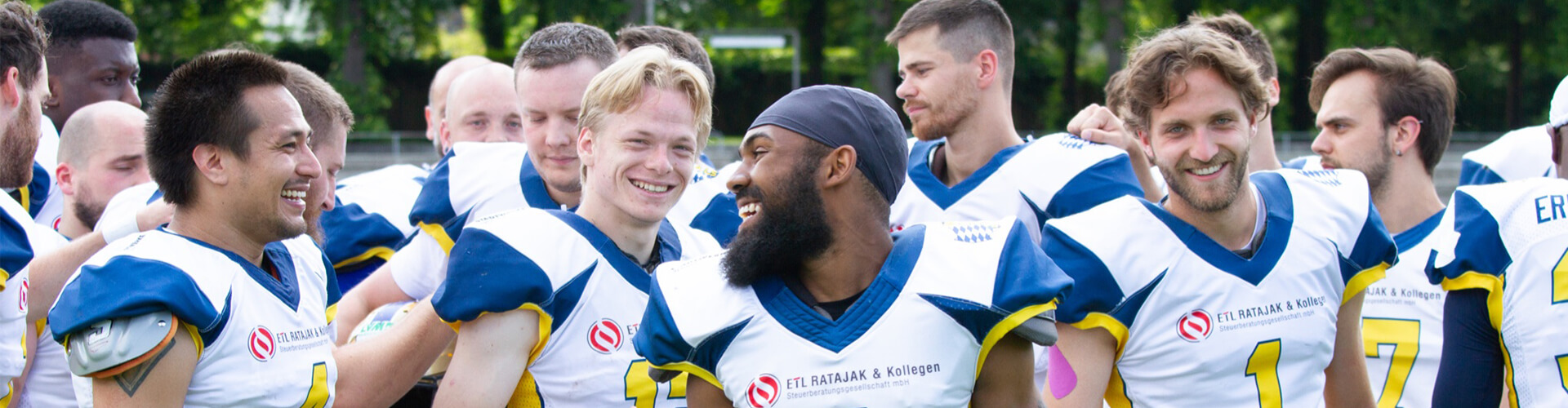 Einlauf der Footballspieler mit den Cheers